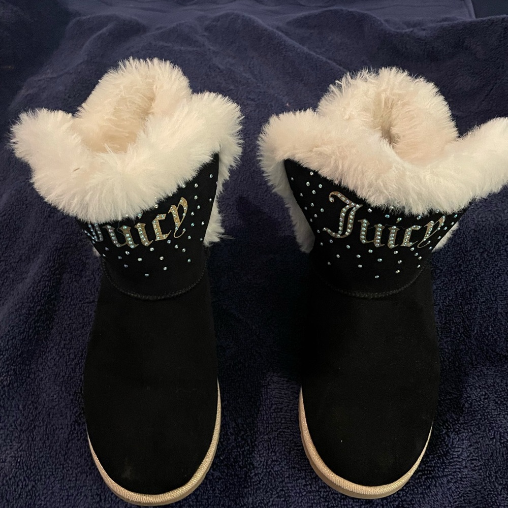 Barely worn size 4m girls cute boots with the fur inside